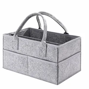 Detalle del organizador de pañales de fieltro gris, medida 35x23x18cm y bolsillos