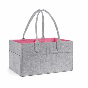 Detailansicht einer grauen Wickeltasche aus Filz mit rosa Futter und Maßen 33x23x18cm.