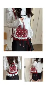Modella che mostra mini zaino rosso a pois con pizzi e fiocco da varie angolazioni