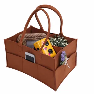 Detailansicht der großen Filz-Wickeltasche mit Größe 33x23x18cm und Gewicht 200g