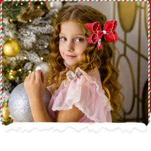 Festliche rote Schleifen-Haarspange für Mädchen mit einem klassischen Weihnachtsdesign