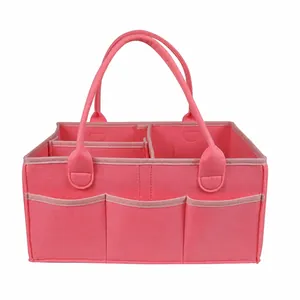 Detailansicht einer rosa Wickeltasche aus Filz mit mehreren praktischen Staufächern