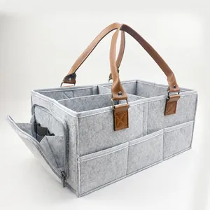 Detailansicht der großen Filz-Wickeltasche mit Reißverschluss und vielen Fächern.