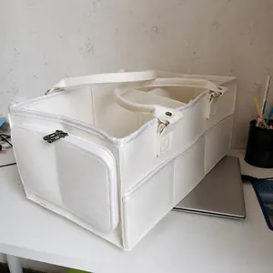 Große Filz-Wickeltasche für Windeln mit Maßen 33x23x18 cm auf einem weißen Schreibtisch