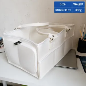 Bolsa organizadora de fieltro para pañales, medidas 33x23x18 cm en un escritorio blanco