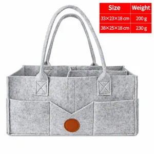 Gran bolsa organizadora de pañales de fieltro gris con tabla de tamaños y pesos detallada