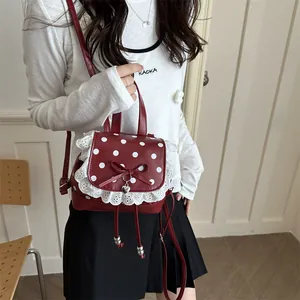 Grazioso zaino rosso a pois con bordo in pizzo bianco e fiocco per donne eleganti