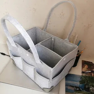 Detailansicht der großen grauen Wickeltasche aus Filz mit Fächern und praktischen Seitentaschen