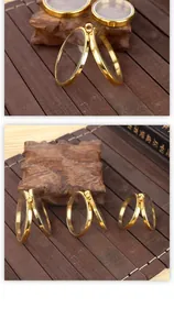 Detalle de colgantes caja Gau de acero inoxidable dorado en varios tamaños para joyería DIY.