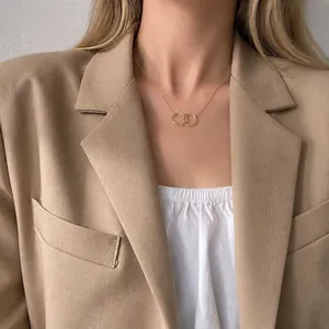 Vue détaillée d'un collier minimaliste plaqué or avec des anneaux imbriqués sur un modèle