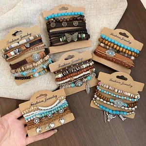 Detailopname van Boheemse armbandensets met houten kralen en turquoise accenten