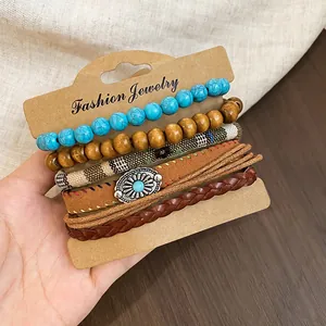 Gedetailleerd macro-overzicht van de Boheemse houten kralen armbandset op de displaykaart