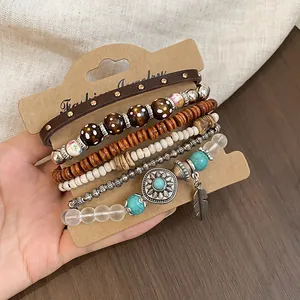 Gedetailleerde weergave van een Boheemse meerlaagse armbandset met houten en turquoise kralen