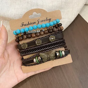 Detailopname van een Boheemse armbandenset met houten kralen, leer en vlinderhanger
