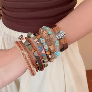 Gedetailleerd overzicht van Boheemse meerlagige armbandenset met houten kralen en leer