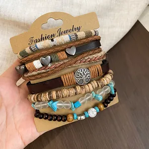 Detail van een bohemien meerlagige armbandset met houten kralen en metalen bedeltjes.