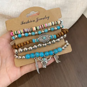 Detail van een bohemian kralenarmbandset met turquoise kralen en western bedels