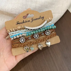 Detail van een Boheemse kralenarmbandenset met hartjes en etnische houten kralen