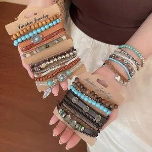 Gedetailleerde weergave van Boheemse kralenarmbandsets met hout- en turkooiskralen