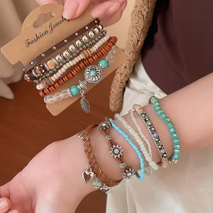 Detailweergave van de Boheemse etnische houten kralen armbandenset met bedeltjes