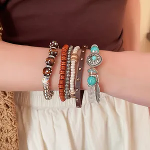 Gedetailleerd overzicht van de houten kralen en turquoise armbandset
