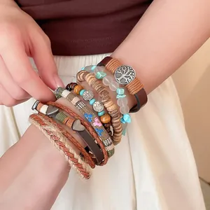Detailopname van een meerlaagse Boheemse armbandenset met houten kralen en leer