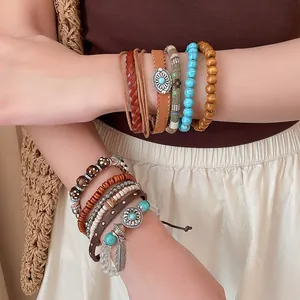 Detailweergave van bohemian etnische armbandensets met houten kralen en turquoise.