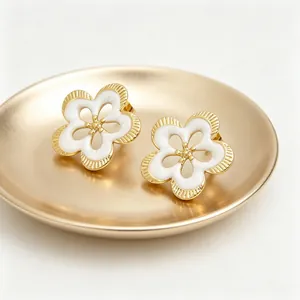 Vista macro detallada de pendientes de botón de flor dorada retro con elegante esmalte blanco