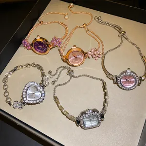 Montres-bracelets élégantes en strass avec chaîne réglable pour femmes.