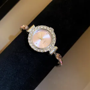 Vue détaillée du bracelet montre élégant avec strass et chaîne de réglage coulissante