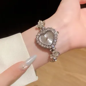 Vue détaillée d'une montre élégante en forme de cœur avec strass et un bracelet
