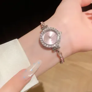 Gros plan de la montre quartz à strass élégante avec cadran rose et bracelet