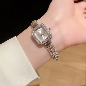 Montre à quartz argentée élégante avec cadran carré serti de diamants et bracelet métal