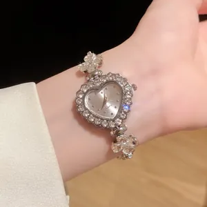 Vue détaillée d'une élégante montre-bracelet en strass en forme de cœur sur un poignet