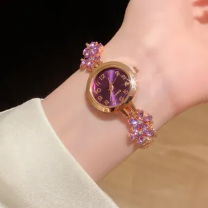 Gros plan détaillé d'une montre élégante en or rose avec cadran violet et bracelet floral en cristal