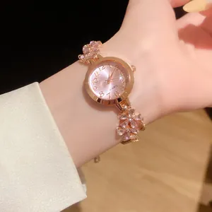 Montre bracelet élégante en or rose avec fleurs et fermoir réglable pour femme