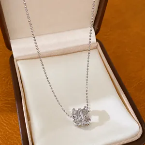 Collier Pendentif Cylindrique Plissé en Cuivre et Zirconia de Luxe Léger Chaîne de Clavicule Argentée Forme Petite Taille pour Femme Bijoux de Mode