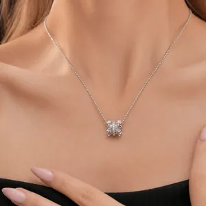 Collier élégant avec pendentif plissé en zircone et chaîne à billes argentée pour femme