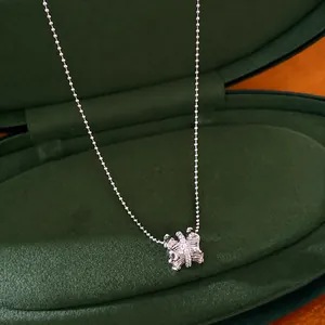 Collier élégant en argent avec pendentif cylindre en zircone dans un écrin en velours vert
