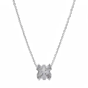 Élégant collier argenté plissé avec un pendentif taille étroite serti de zircons