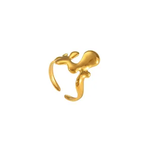 Anillo ajustable de acero inoxidable dorado con diseño fluido de lava irregular