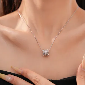 Gros plan du pendentif plissé avec incrustation de zircon sur un collier à billes