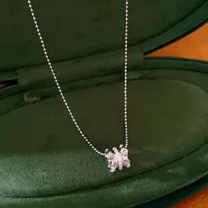 Vue détaillée du collier pendentif taille de guêpe plissé avec des pierres de zircon.