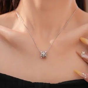 Gros plan d'un collier pendentif taille plissée en argent avec zircons sur un mannequin