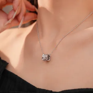 Détail du collier pendentif taille plissée avec des zircons pavés étincelants
