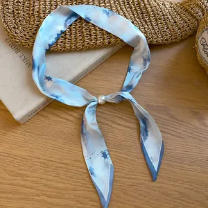 Vintage-Seidenschal-Halskette mit blauem Landschaftsdruck und Perlenaccessoire.