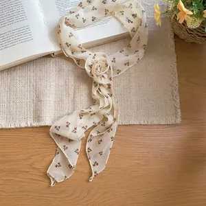 Eleganter cremefarbener Seidenschal mit Blumenmuster und Vintage-Rosenknoten-Design
