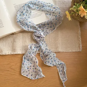 Elegante Vintage Halskette aus weißem Stoffschal mit blauen Blumenmustern für Damen