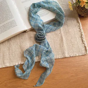 Blaue karierte Stoffschal-Halskette mit handgefertigter Rose im eleganten Vintage-Stil