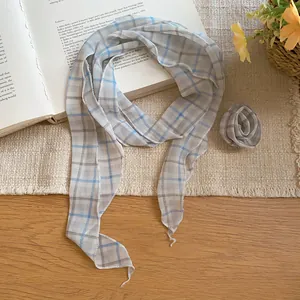 Blau karierte Stoff-Schal-Halskette im Vintage-Stil mit passender Stoffblumen-Anstecknadel